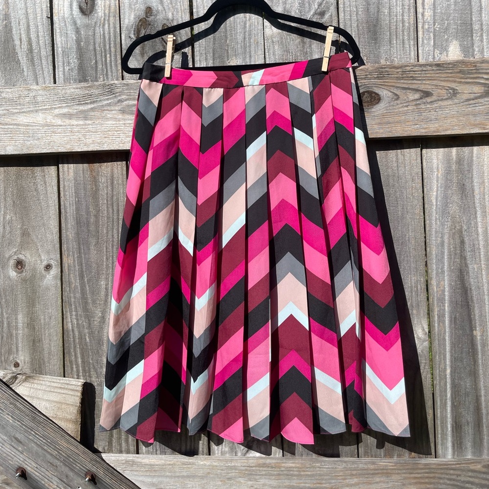 Vince Camino Chevron Patterned Pink and Black Skirt Size 8 - Picture 2 of 10
